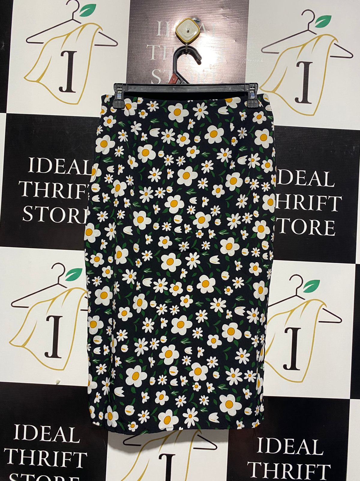 BOOHOO |M| WAIST 28| C6| WOMEN'S DAISY PRINT MIDI SKIRT IN BLACK AND WHITE
