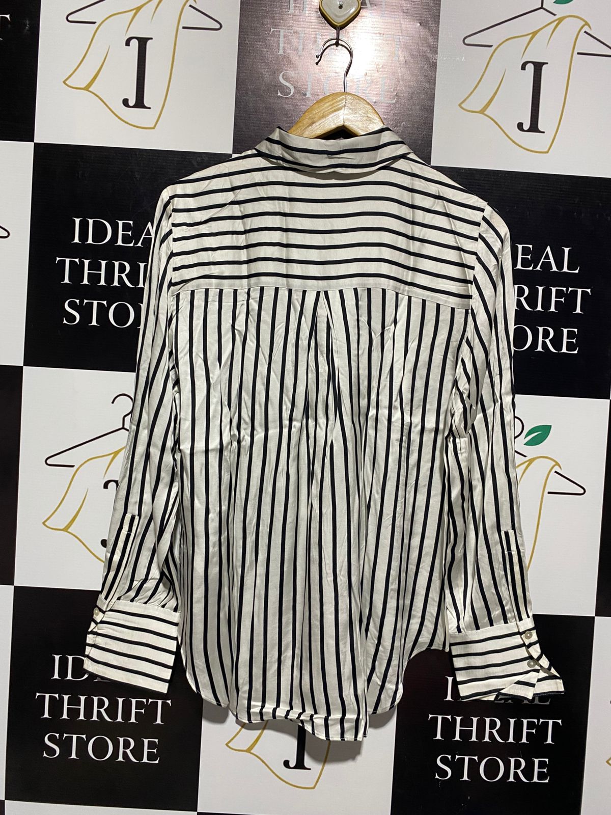 FOREVER |M| BUST 20| WOMEN'S VERTICAL STRIPED BUTTON-UP SHIRT IN WHITE AND BLACK