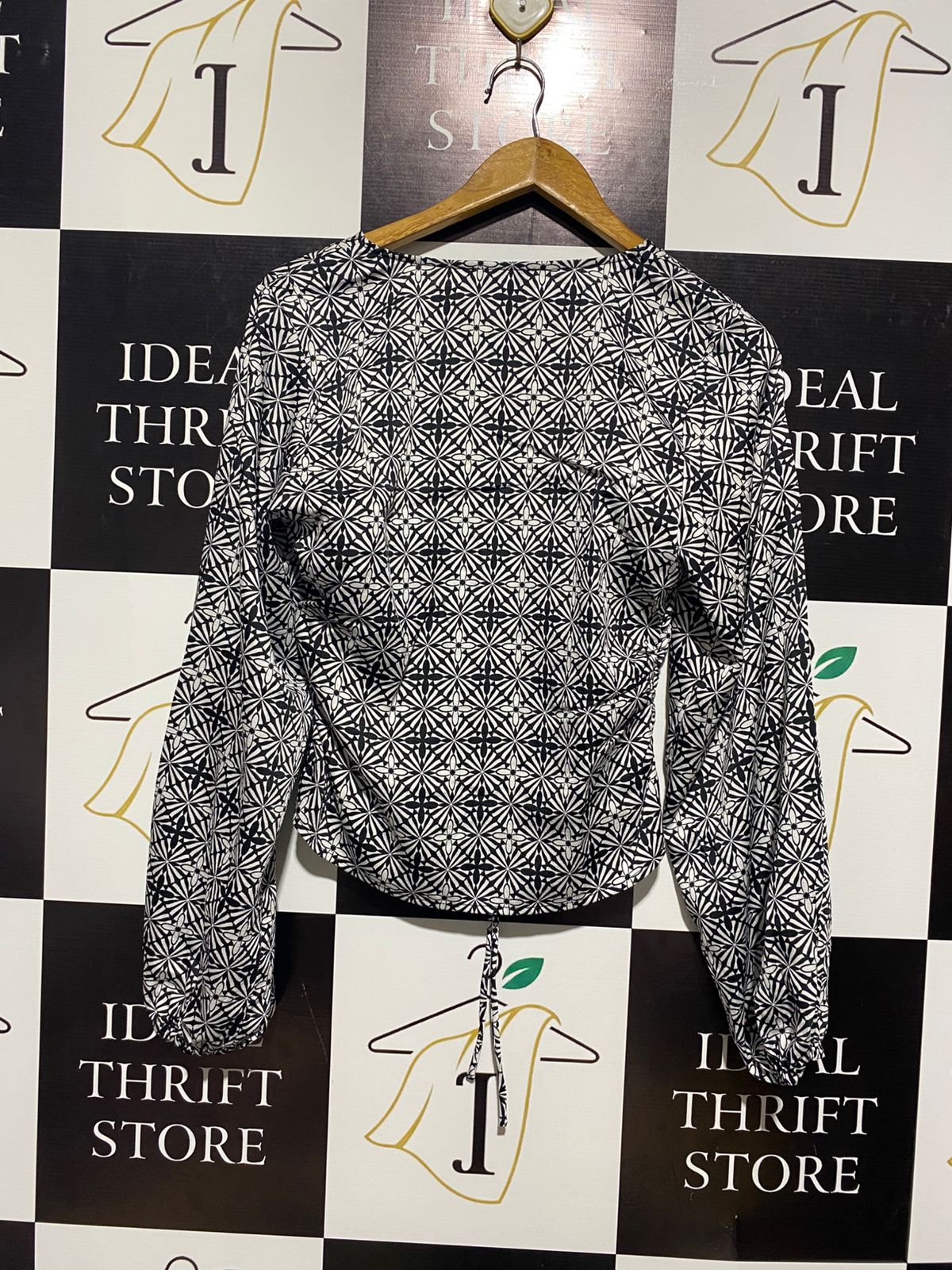 MINKPINK |M| BUST 17|B12| BLACK AND WHITE GEOMETRIC RUCHED BLOUSE