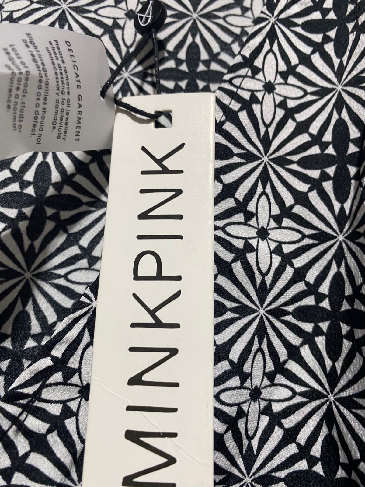 MINKPINK |M| BUST 17|B12| BLACK AND WHITE GEOMETRIC RUCHED BLOUSE