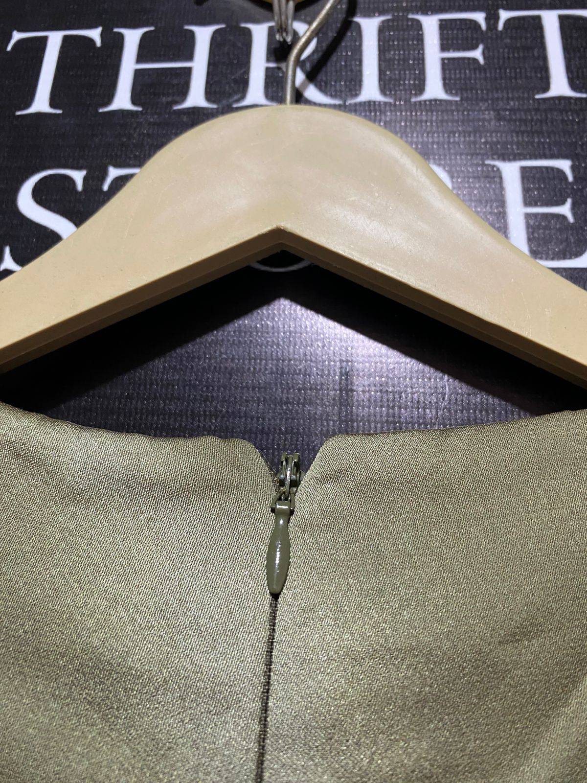 LITTLE MISTRESS |S| BUST 16| C6| ELEGANT OLIVE GREEN SATIN TWIST-FRONT MIDI DRESS WITH LACE SHOULDERS