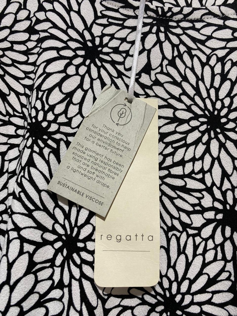 REGATTA |XL| BUST 23| C1 | BLACK AND WHITE FLORAL THREE-QUARTER SLEEVE TOP