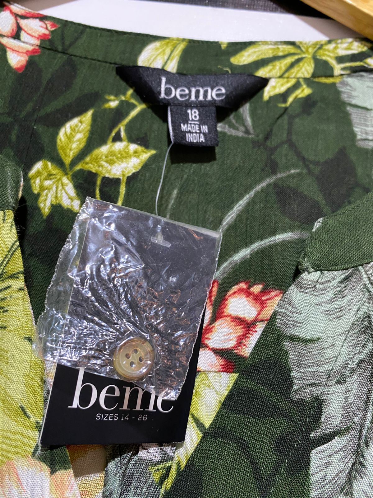 BEME |L| BUST 26| OLIVE GREEN TROPICAL FLORAL BUTTON-FRONT BLOUSE