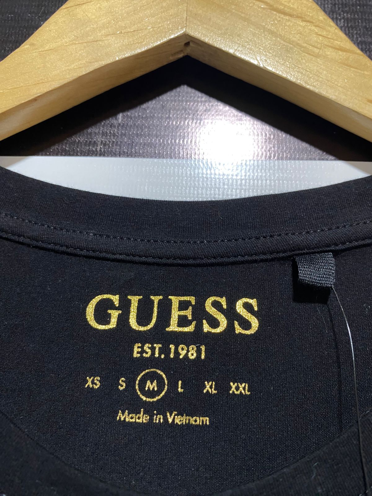 GUESS |M| BUST 17| C1| STYLISH AND GLAMOROUS BLACK CREWNECK TEE FEATURING A BOLD SEQUIN BOX LOGO