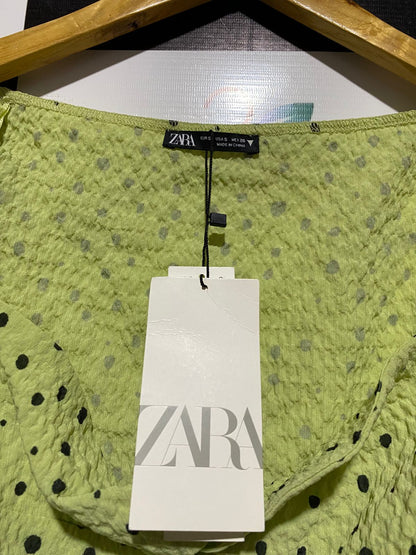 ZARA |S| STYLISH AND PLAYFUL TWO-PIECE SET FEATURING A PUFF-SLEEVE CROP TOP AND MATCHING FLARED TROUSERS