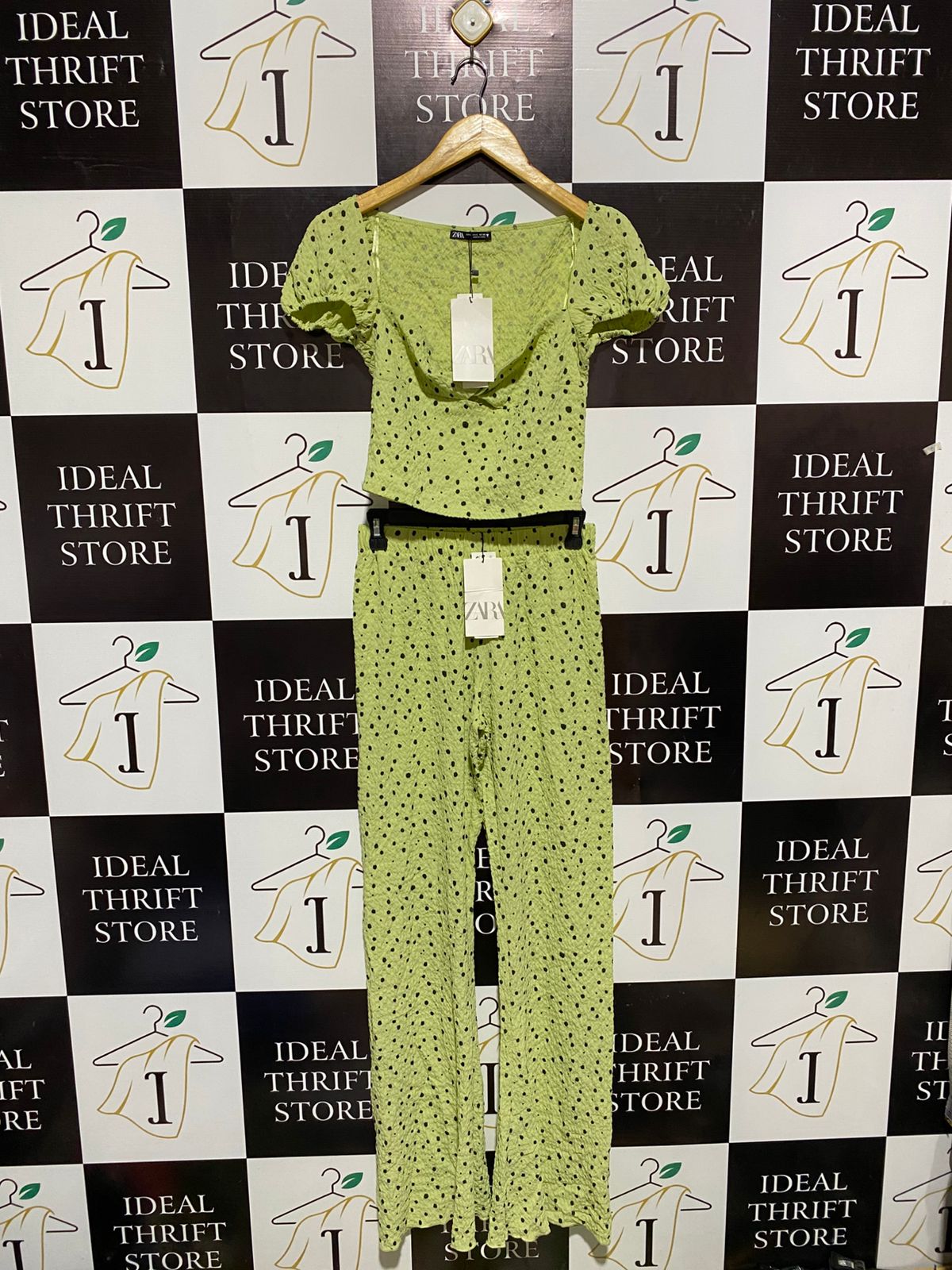 ZARA |S| STYLISH AND PLAYFUL TWO-PIECE SET FEATURING A PUFF-SLEEVE CROP TOP AND MATCHING FLARED TROUSERS