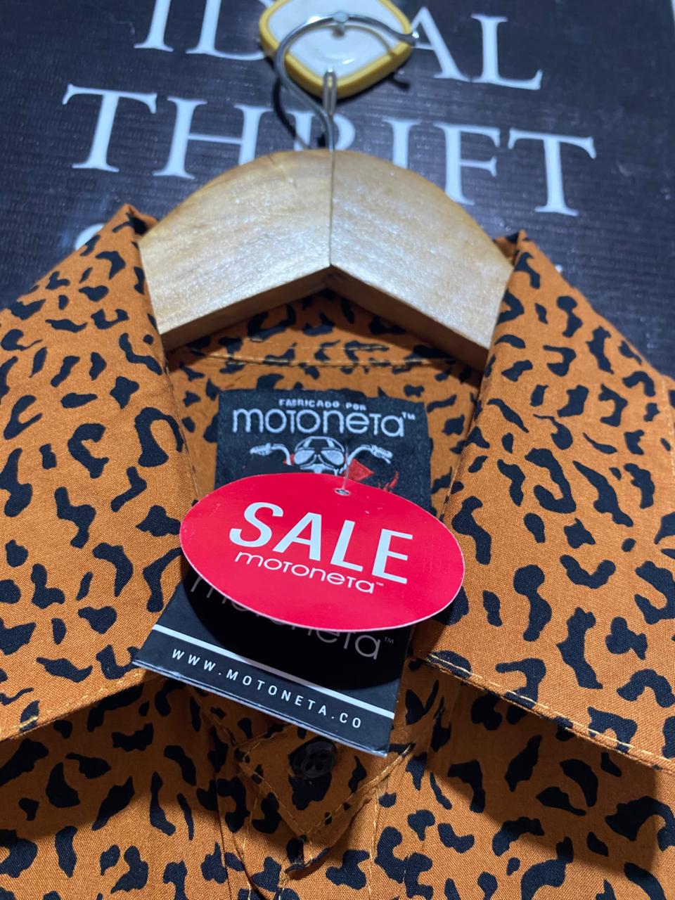 MOTONETA |M| BUST 20| BOLD LEOPARD PRINT SHORT-SLEEVE BUTTON-DOWN