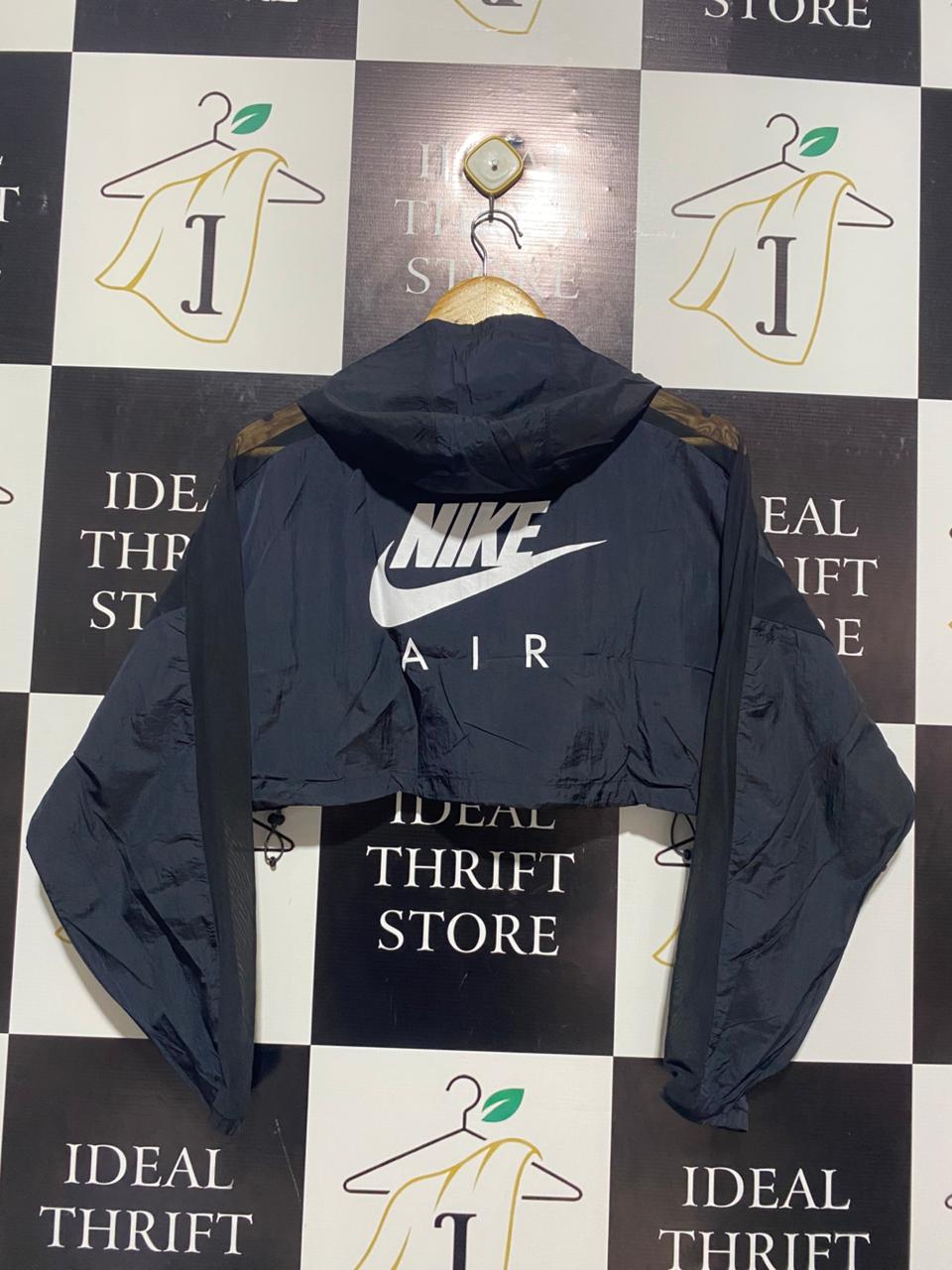 NIKE |BUST FREE | WOMEN’S CROPPED WINDBREAKER - SLEEK BLACK ATHLETIC HALF-ZIP HOODIE