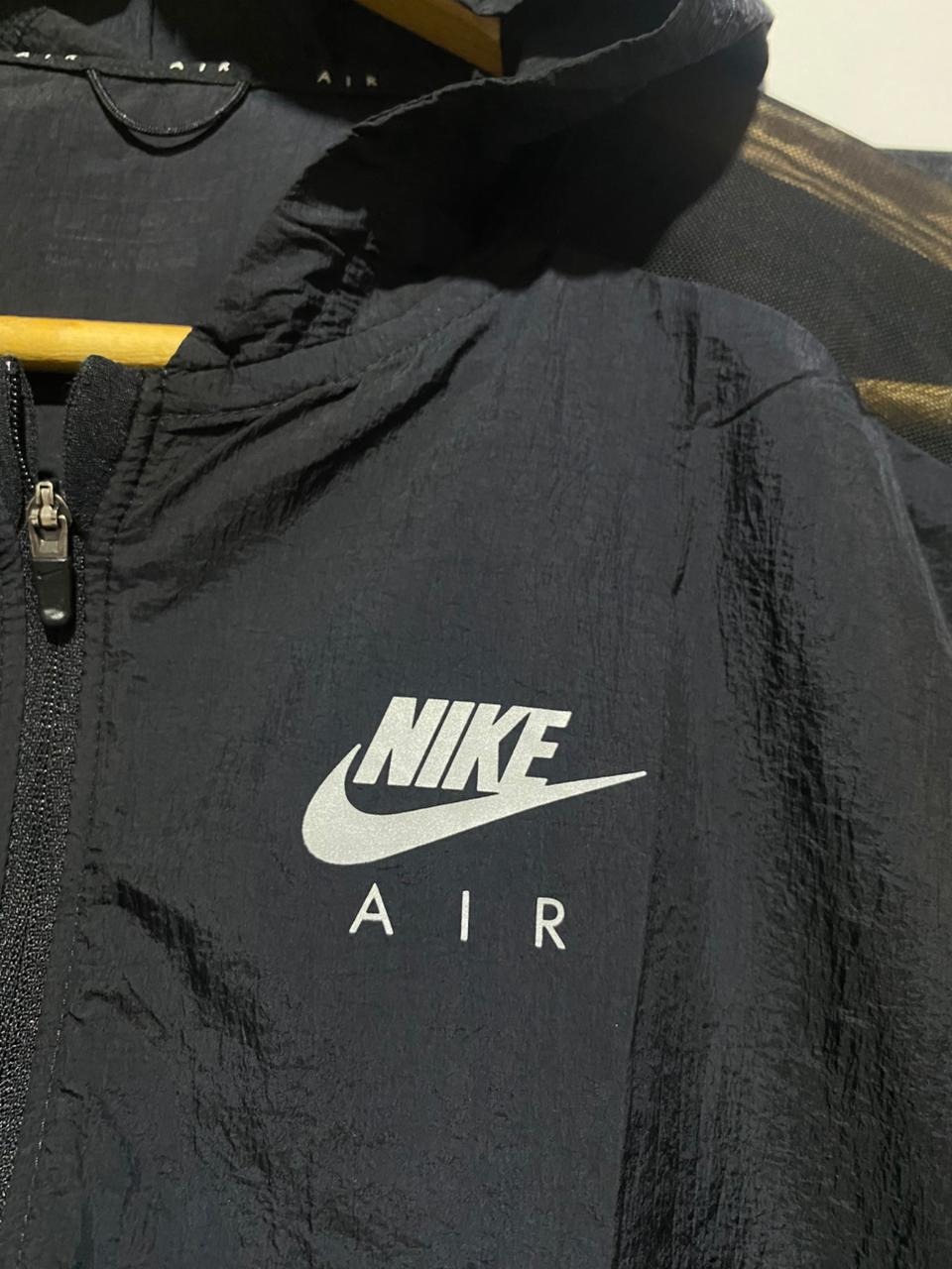 NIKE |BUST FREE | WOMEN’S CROPPED WINDBREAKER - SLEEK BLACK ATHLETIC HALF-ZIP HOODIE