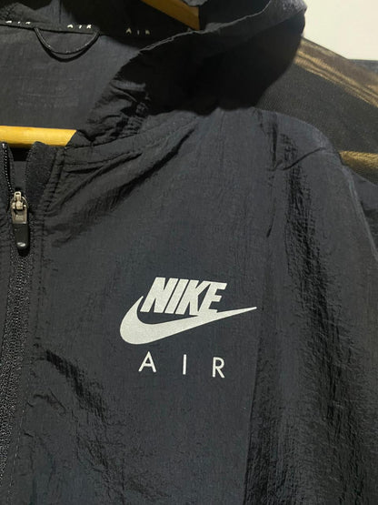 NIKE |BUST FREE | WOMEN’S CROPPED WINDBREAKER - SLEEK BLACK ATHLETIC HALF-ZIP HOODIE