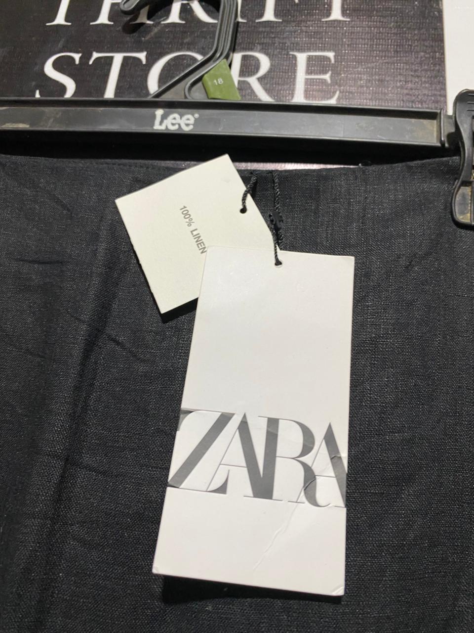 ZARA |L| WAIST 30| A STRIKING AND MODERN MID-LENGTH BLACK SKIRT FEATURING A DRAMATIC