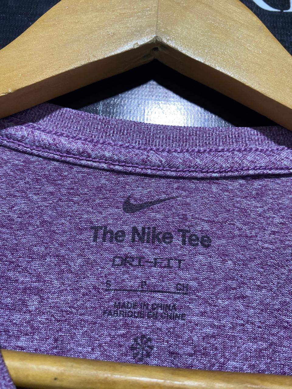 NIKE |S| BUST 19| C1| WOMEN’S SHORT-SLEEVE TRAINING TOP - MOCK-NECK HEATHERED PURPLE ACTIVEWEAR