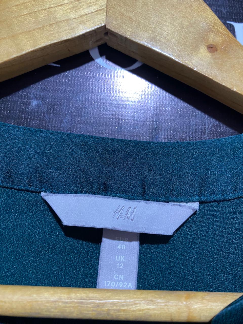 H&M |M| BUST 19| C3| PREMIUM HUNTER GREEN SATIN TUNIC – ELEGANT V-NECK 3/4 SLEEVE BLOUSE WITH NOTCHED CUFFS