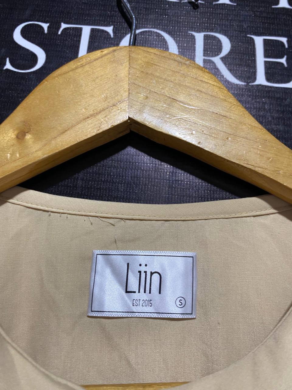 LIIN |L| BUST 19| VINTAGE-INSPIRED BEIGE BUTTON-UP BLOUSE WITH DRAMATIC OVERSIZED COLLAR