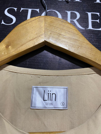 LIIN |L| BUST 19| VINTAGE-INSPIRED BEIGE BUTTON-UP BLOUSE WITH DRAMATIC OVERSIZED COLLAR