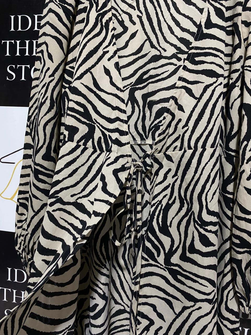 CALLI |M| BUST 17| STUNNING MONOCHROME ZEBRA PRINT LONG SLEEVE MIDI DRESS - CHIC ANIMAL PRINT PULLOVER