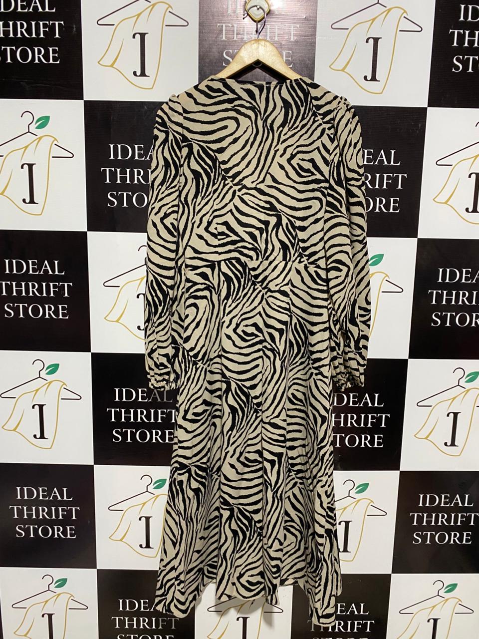 CALLI |M| BUST 17| STUNNING MONOCHROME ZEBRA PRINT LONG SLEEVE MIDI DRESS - CHIC ANIMAL PRINT PULLOVER