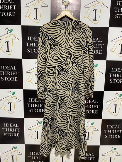 CALLI |M| BUST 17| STUNNING MONOCHROME ZEBRA PRINT LONG SLEEVE MIDI DRESS - CHIC ANIMAL PRINT PULLOVER