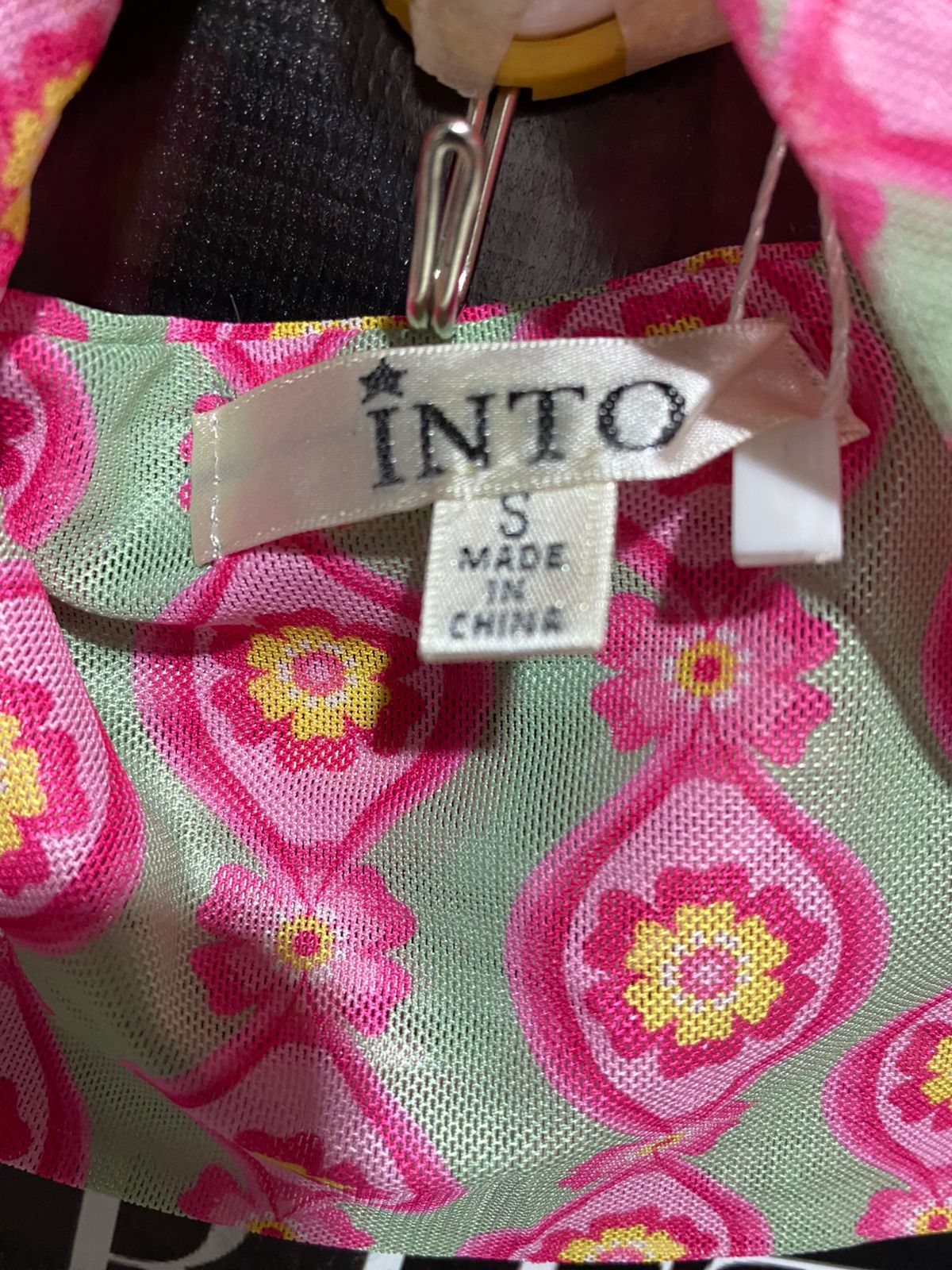INTO |S| BUST 14|C2| STYLE PINK AND GREEN GEOMETRIC PRINT CROP TOP