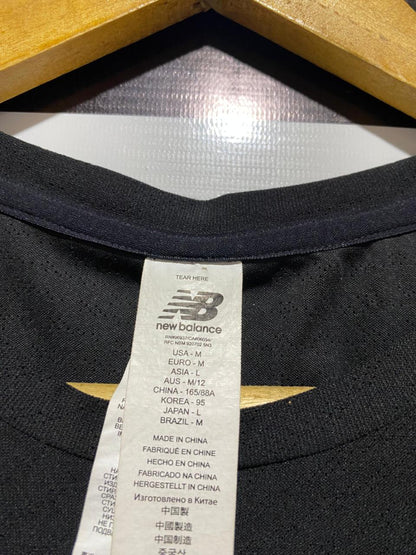 NEW BALANCE |M| BUST 18| SLEEK BLACK SHORT SLEEVE PERFORMANCE TOP WITH REFLECTIVE LOGO