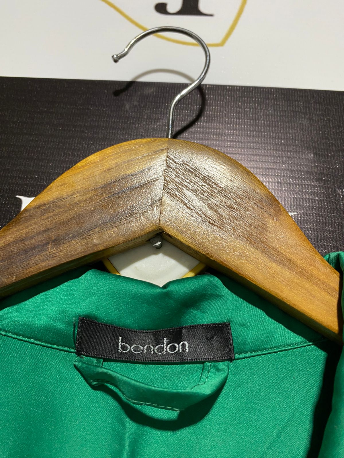BENDON |L| VIBRANT GREEN TWO-PIECE SLEEPWEAR WITH BUTTON-DOWN SHIRT AND CONTRAST PIPED TRIM