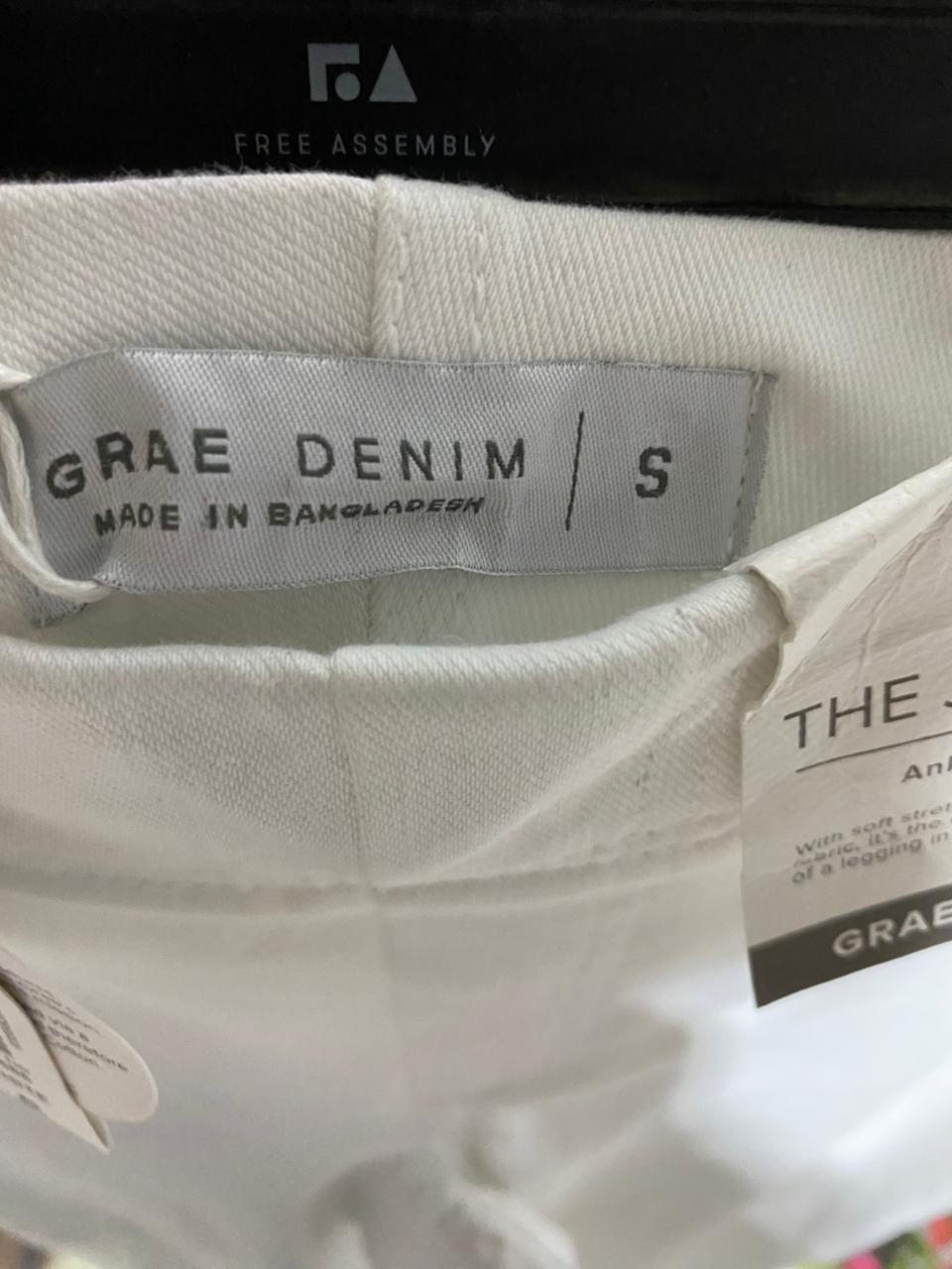 GRAE DENIM |L| WAIST 30| B11| SLEEK WHITE FORM-FITTING PANTS WITH COMFORT STRETCH AND POLISHED FINISH