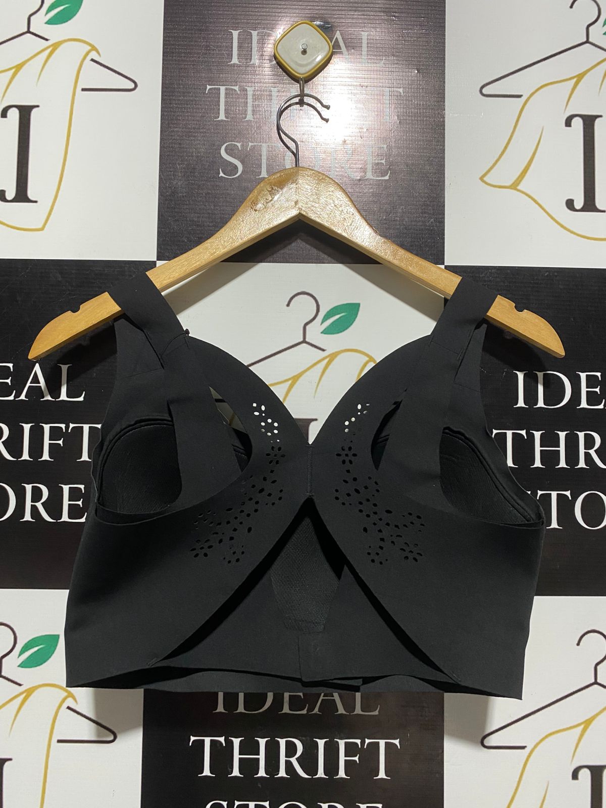 VICTORIA SPORT |L| BUST 14| SPORT BLACK SEAMLESS MOLDED CUP SPORTS BRA