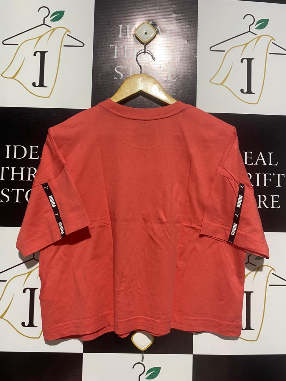 PUMA |L| BUST 22| BRANDED LOGO TAPE ON SLEEVES, CENTER CHEST LOGO, RIBBED CREW NECK