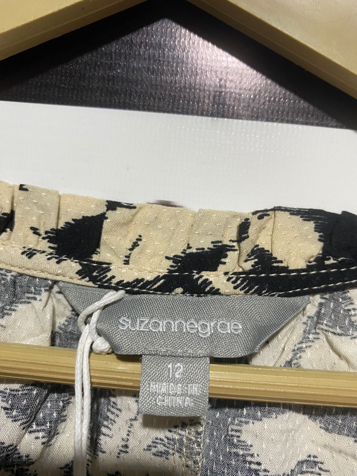 SUZANNEGRAE|L/XL|BUST 23|BLACK AND BEIGE FLORAL BLOUSE