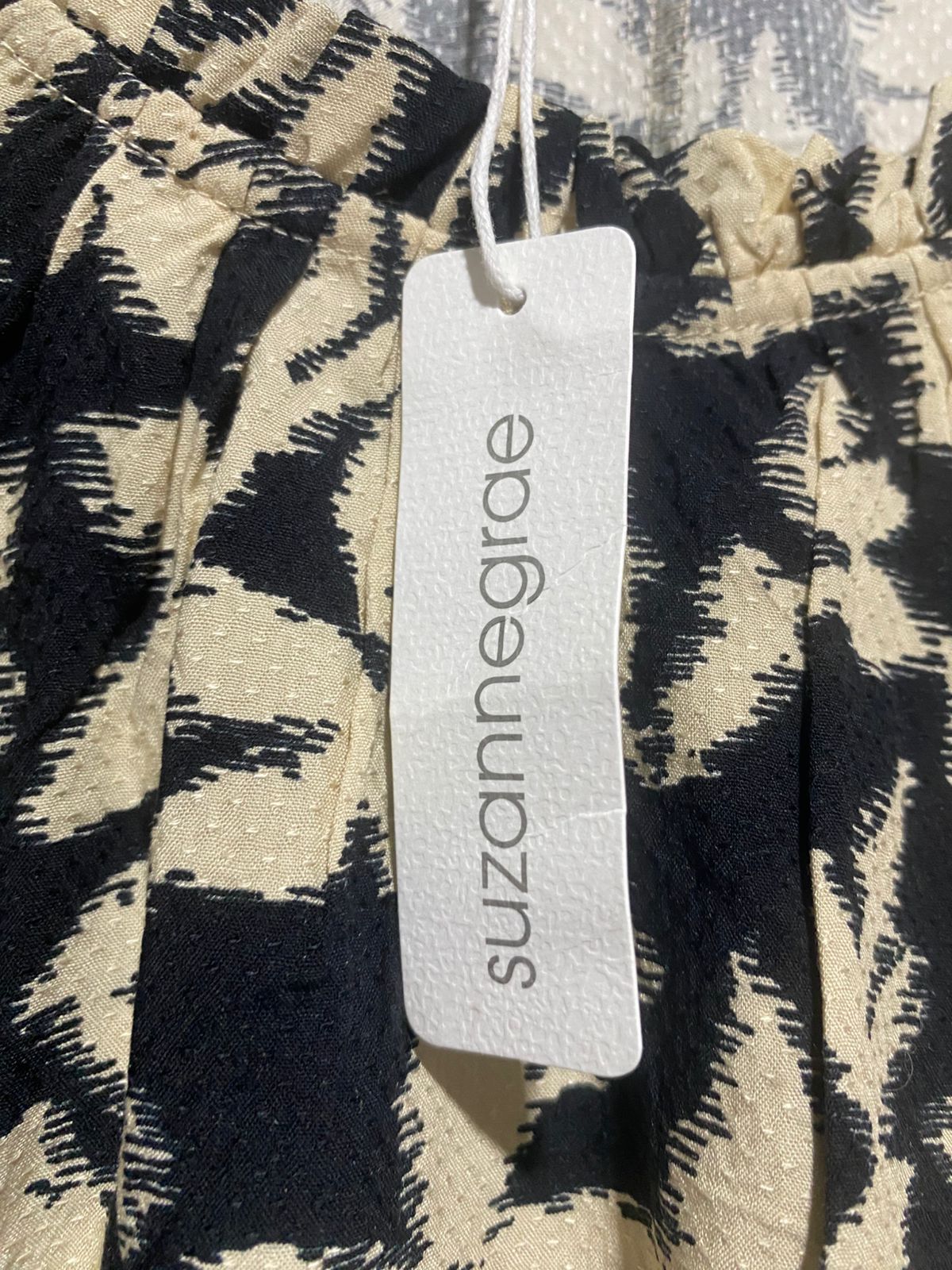 SUZANNEGRAE|L/XL|BUST 23|BLACK AND BEIGE FLORAL BLOUSE