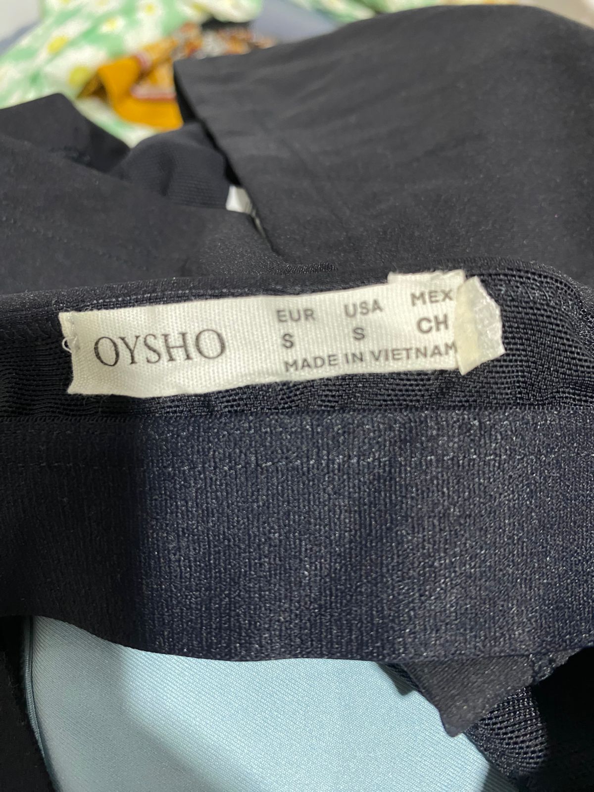 OYSHO |S| BUST 14| BLACK V-NECK ATHLETIC CROP TOP - TEXTURED CROSS-BACK DESIGN