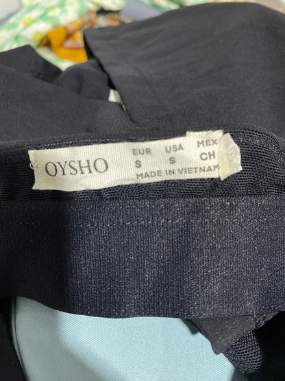 OYSHO |S| BUST 14| BLACK V-NECK ATHLETIC CROP TOP - TEXTURED CROSS-BACK DESIGN