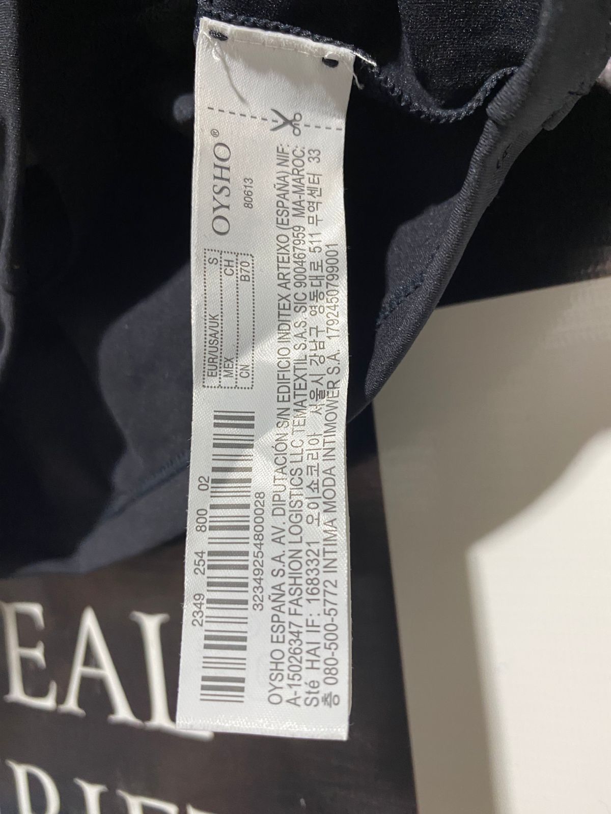 OYSHO |S| BUST 14| BLACK V-NECK ATHLETIC CROP TOP - TEXTURED CROSS-BACK DESIGN