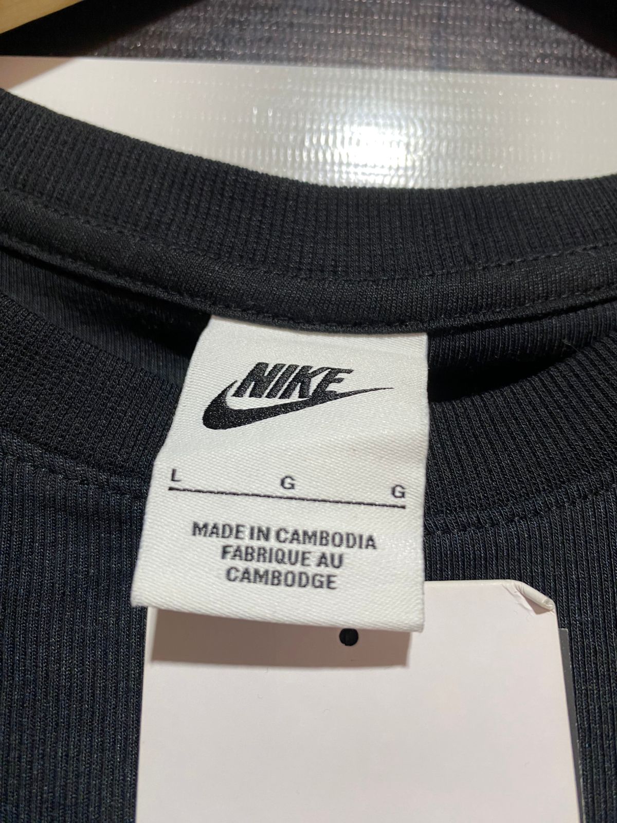 NIKE |L| BUST 18| BLACK ONE FITTED DRI-FIT CROPPED TANK TOP