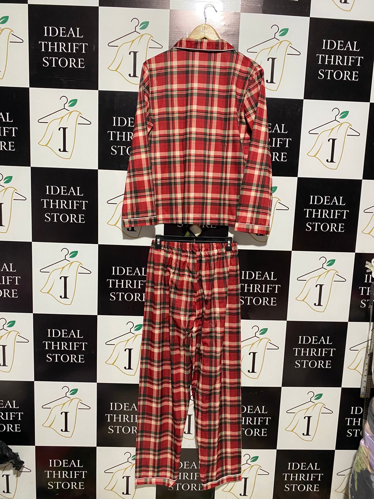 |L| CLASSIC RED PLAID HOLIDAY PAJAMA SET