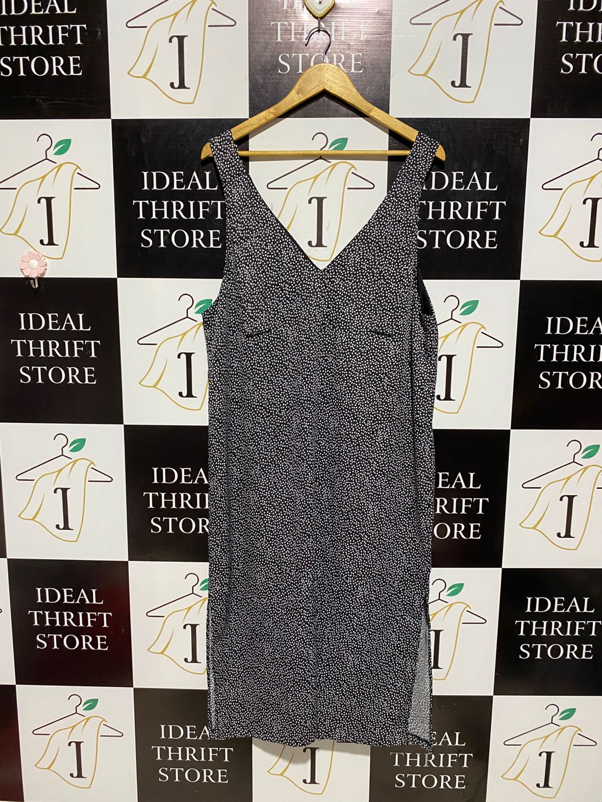 H&M |L| BUST 21| B3| BLACK AND WHITE POLKA DOT V-NECK SLEEVELESS SHIFT DRESS / PINAFORE