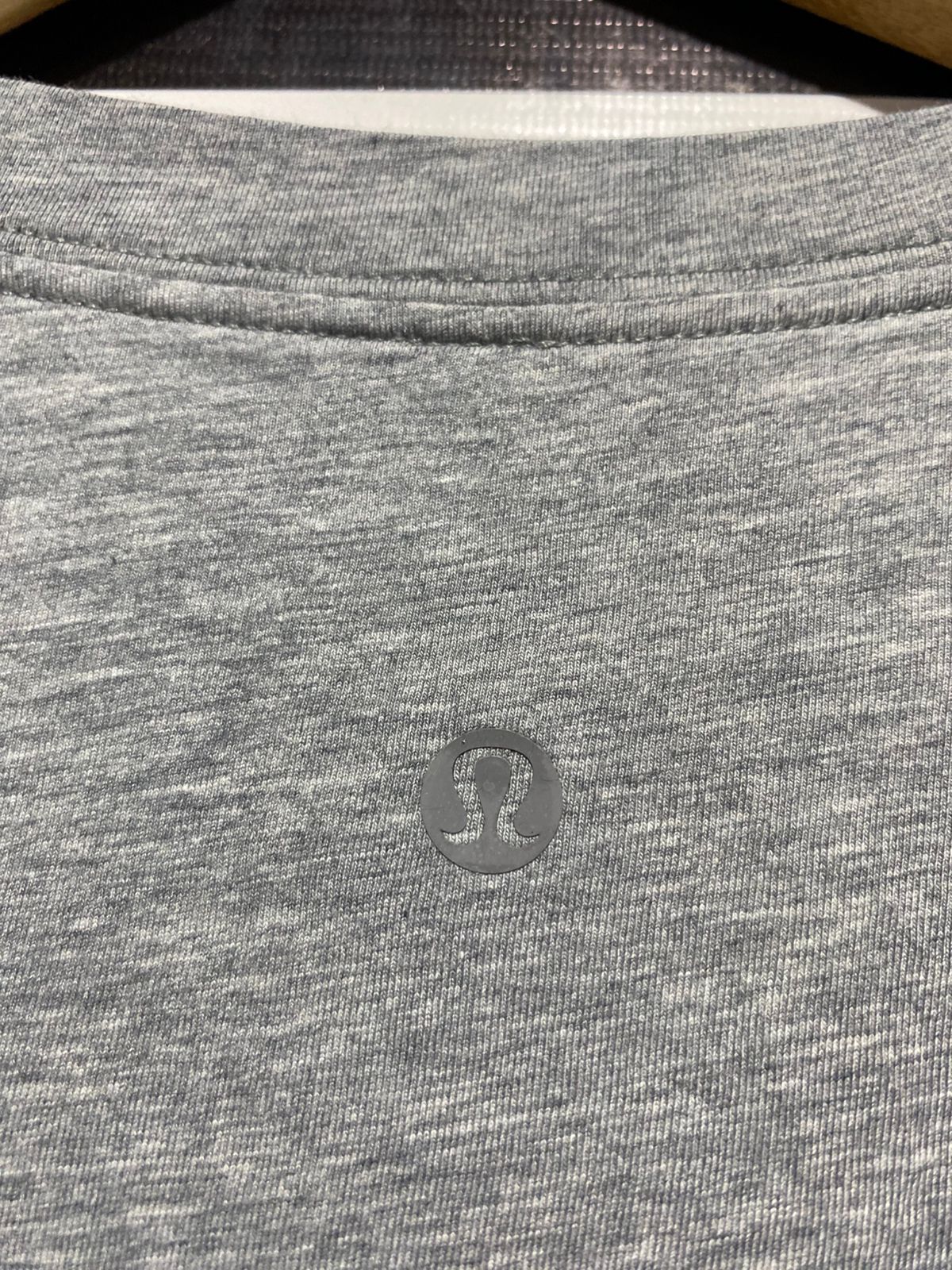 LULULEMON |M| BUST 18| SHORT-SLEEVE V-NECK TEE