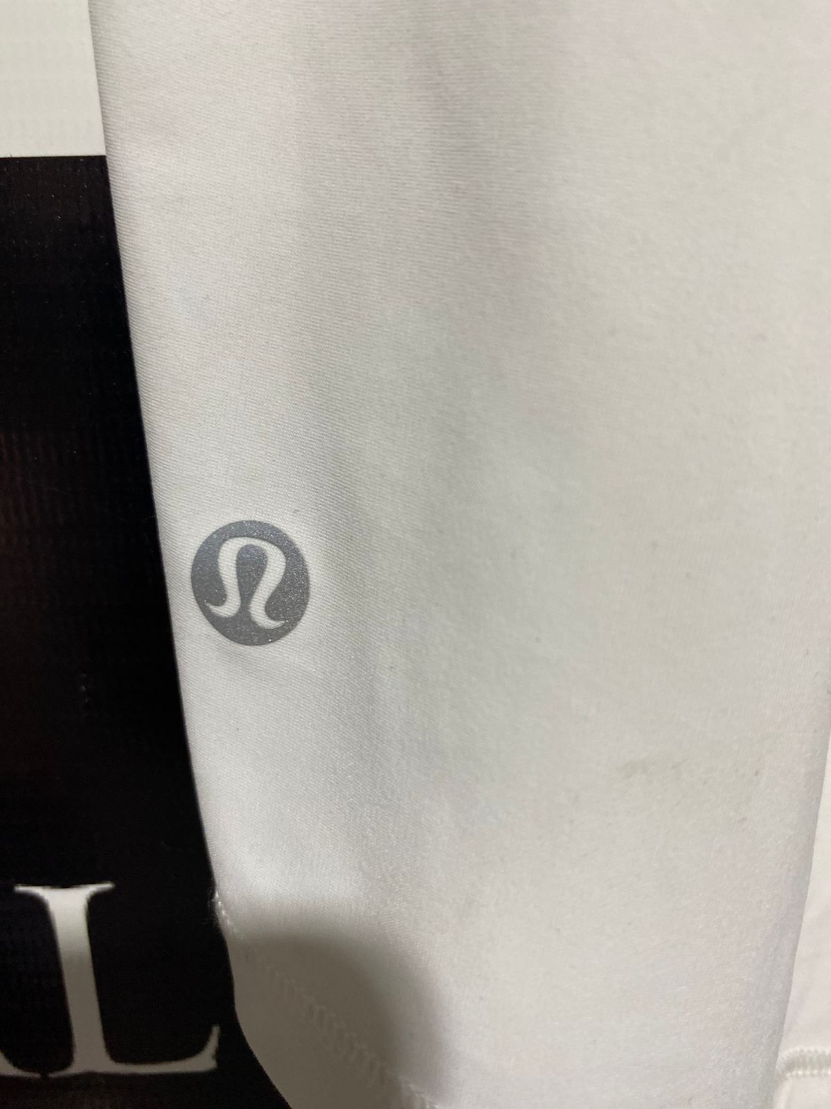 LULULEMON |L|BUST 22| MESH-DETAIL BREATHABLE PERFORMANCE TEE