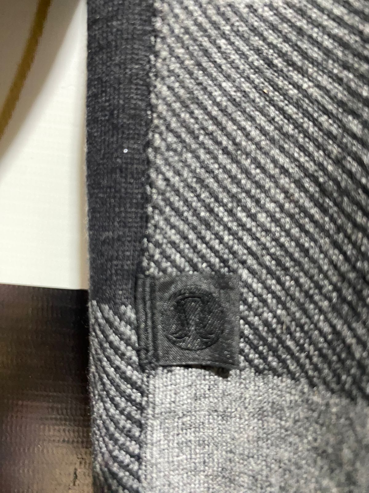 LULULEMON |L| BUST 20| Long-Sleeve Plaid Button-Down Shirt – Gray/Black Buffalo Check