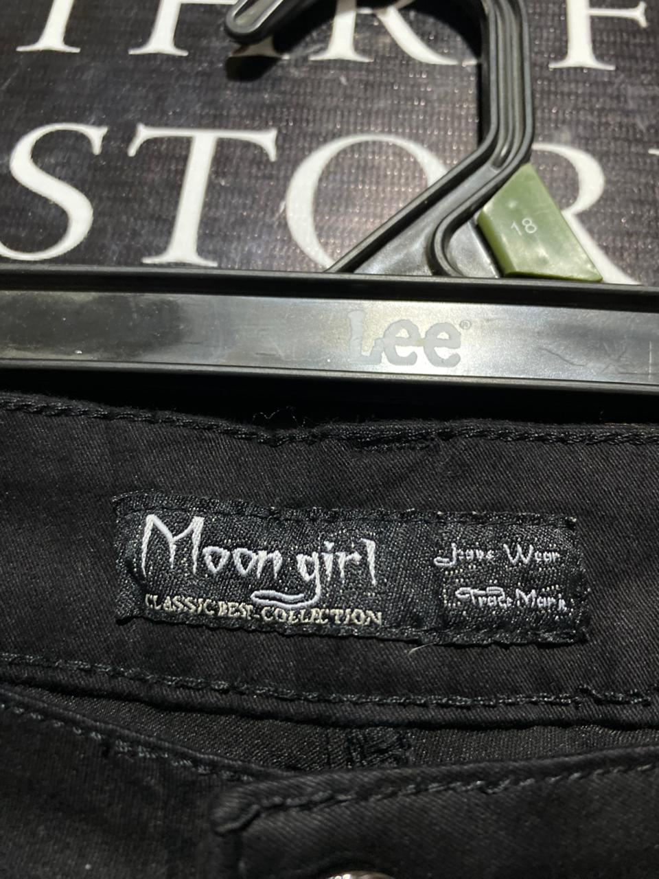 MOON GIRL |M| WAIST 28| B3| Women's Moon Girl Classic Black Straight-Leg Denim Jeans