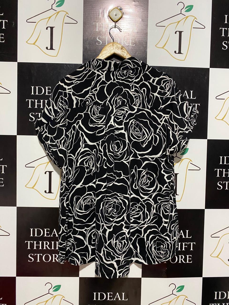 YOURS |XL| BUST 25| B4| BLACK AND WHITE ROSE PRINT SHORT SLEEVE SHIRT
