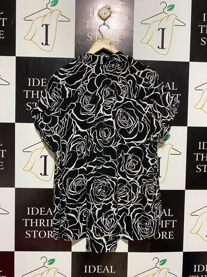 YOURS |XL| BUST 25| B4| BLACK AND WHITE ROSE PRINT SHORT SLEEVE SHIRT