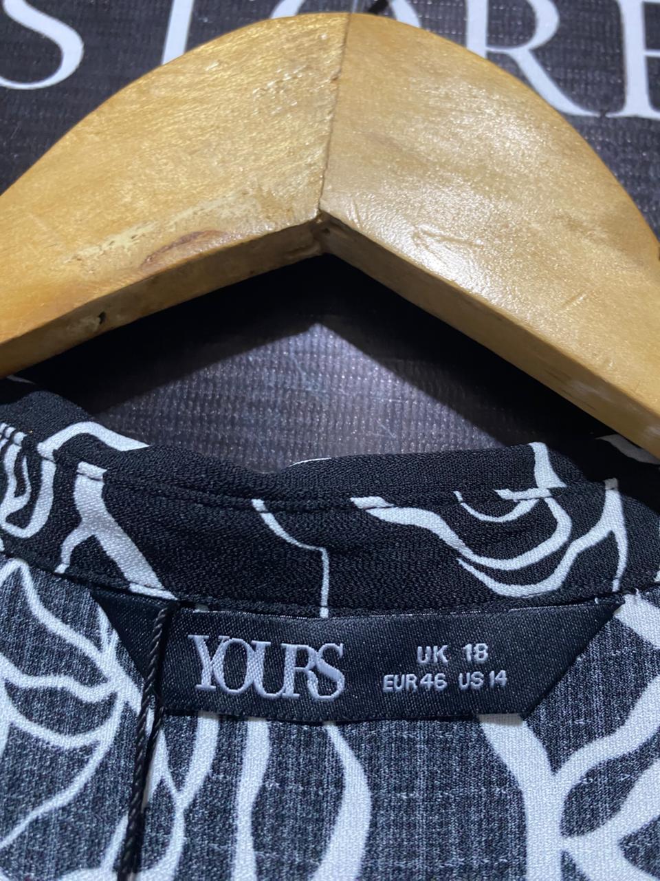 YOURS |XL| BUST 25| B4| BLACK AND WHITE ROSE PRINT SHORT SLEEVE SHIRT