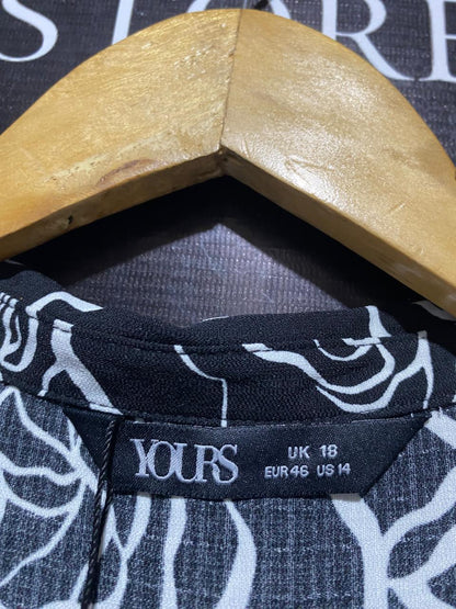 YOURS |XL| BUST 25| B4| BLACK AND WHITE ROSE PRINT SHORT SLEEVE SHIRT