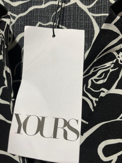 YOURS |XL| BUST 25| B4| BLACK AND WHITE ROSE PRINT SHORT SLEEVE SHIRT