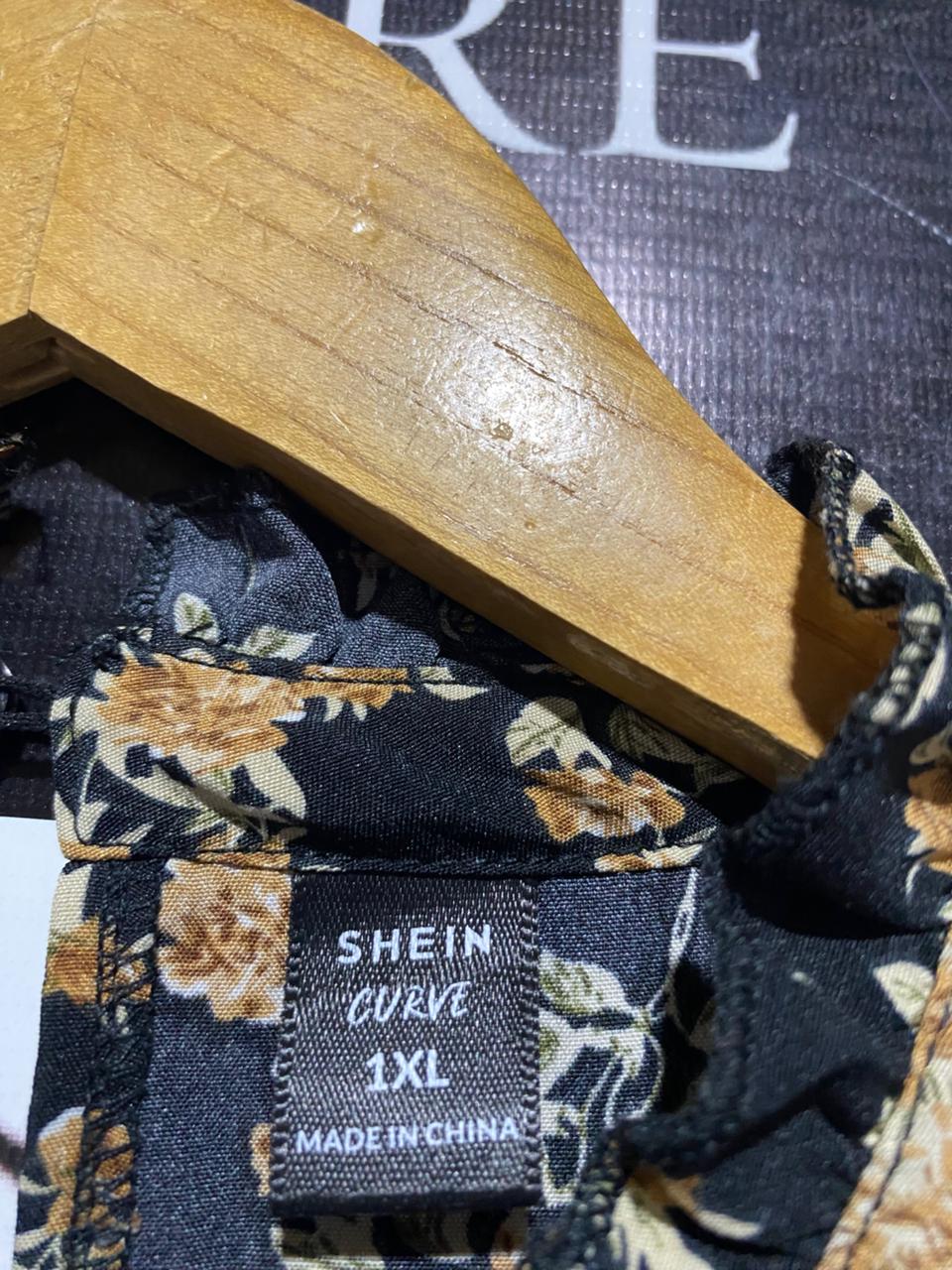 SHEIN |XL| BUST 25| B4| VINTAGE-INSPIRED BLACK AND GOLD FLORAL MINI DRESS WITH HIGH RUFFLE NECK