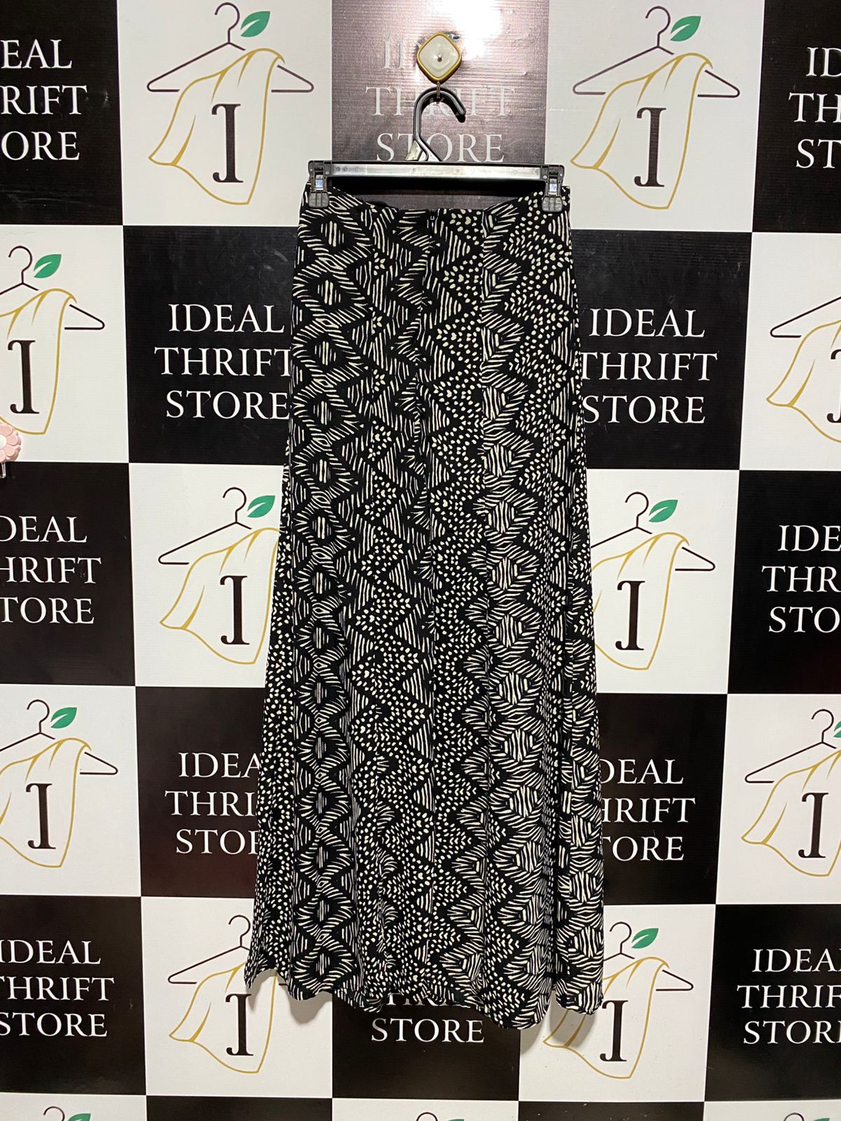 ATMOSPHERE |S| WAIST 26| B5| CHIC GEOMETRIC TRIBAL PRINT MAXI SKIRT BLACK AND WHITE