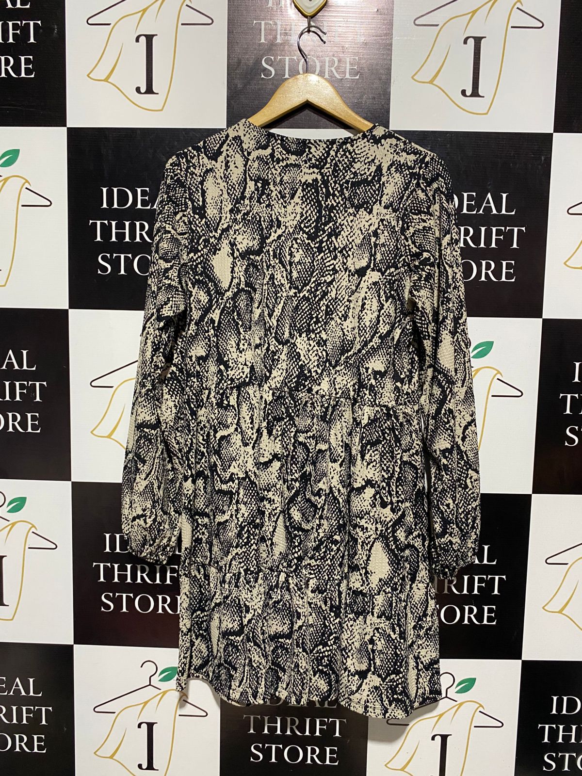 F&F |L| BUST 20| B4| MONOCHROME SNAKE PRINT LONG SLEEVE MINI DRESS