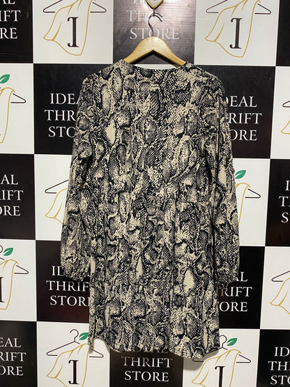 F&F |L| BUST 20| B4| MONOCHROME SNAKE PRINT LONG SLEEVE MINI DRESS