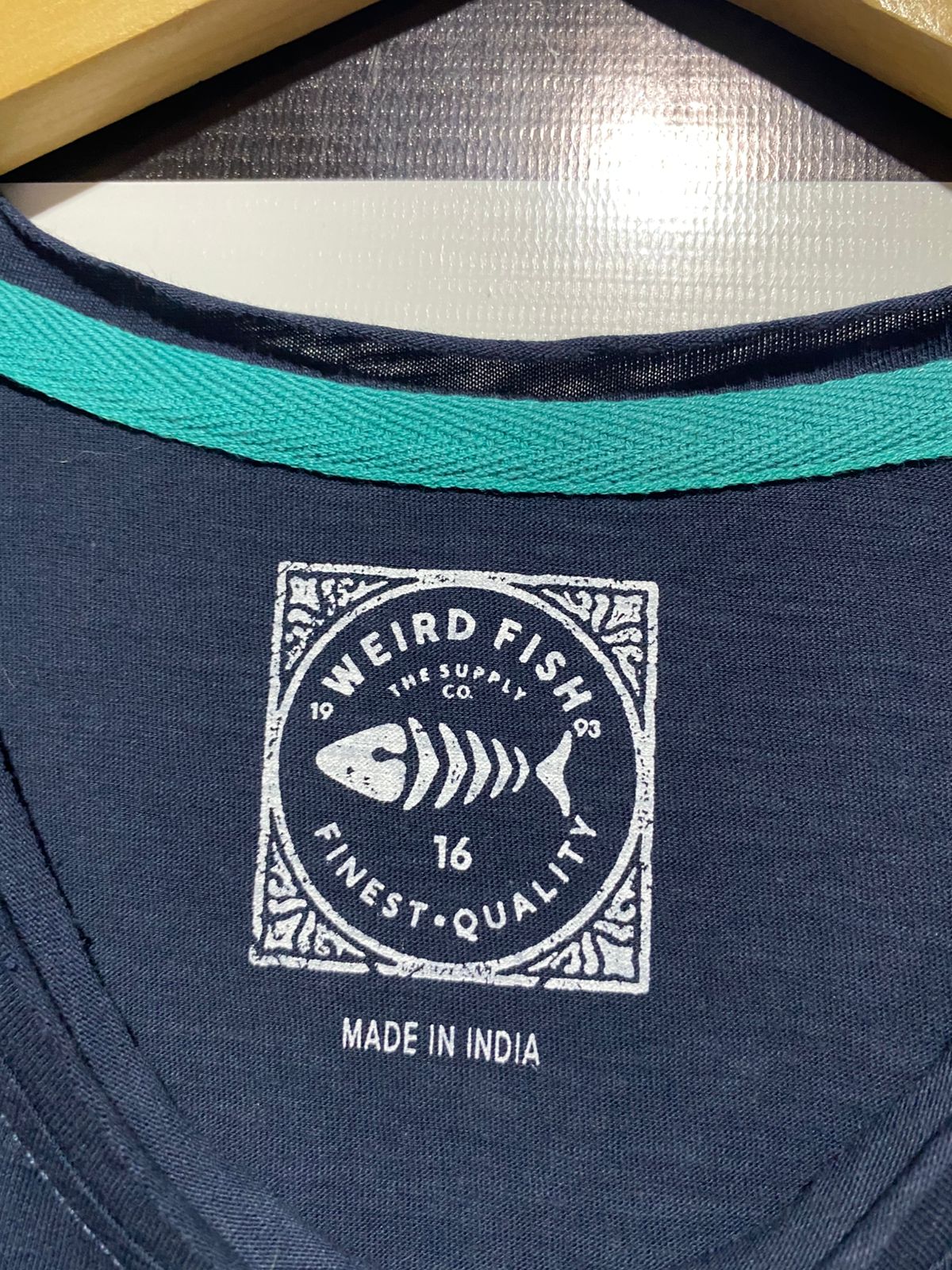 WEIRD FISH |L| BUST FREE | B4| NAVY DOG GRAPHIC CAP SLEEVE T-SHIRT